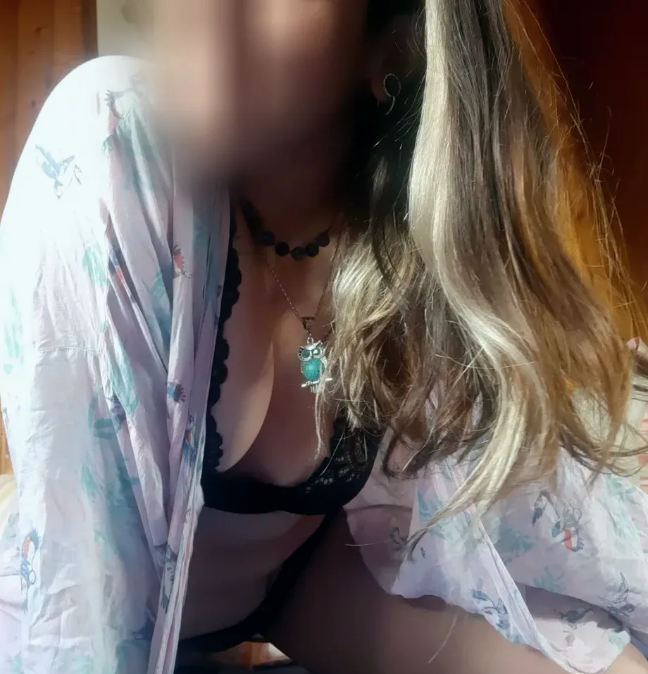 Amina, 33
