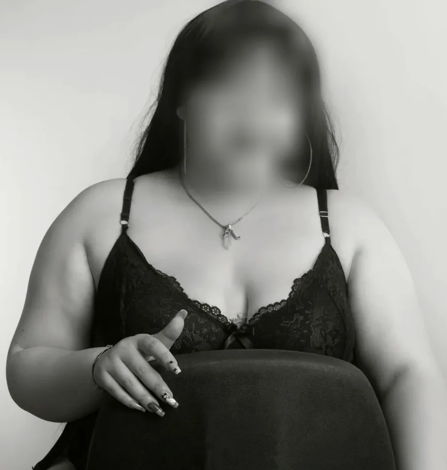 Viktoria, 26
